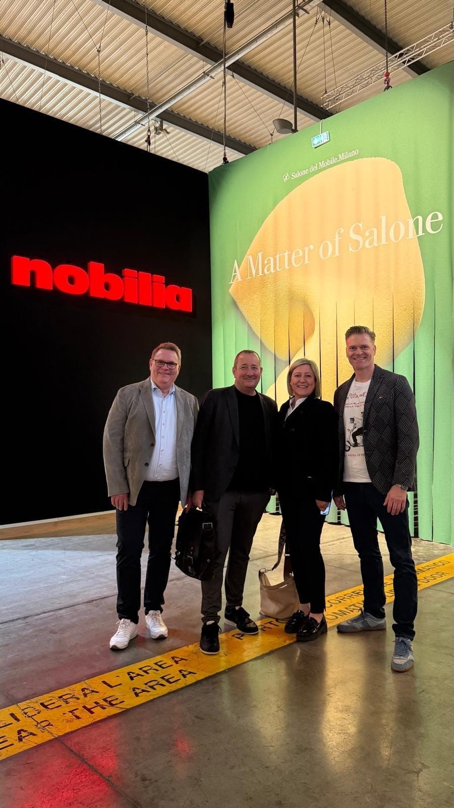 Das KSV-Team auf dem Salone del Mobile in Mailand vor der Messekulisse