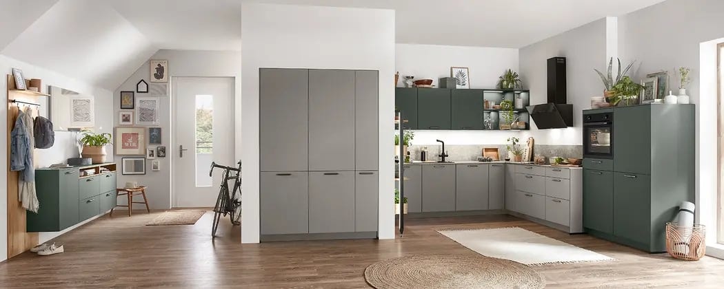 Moderne grifflose Küche der Europa Möbel Collection in hellem Wohnambiente