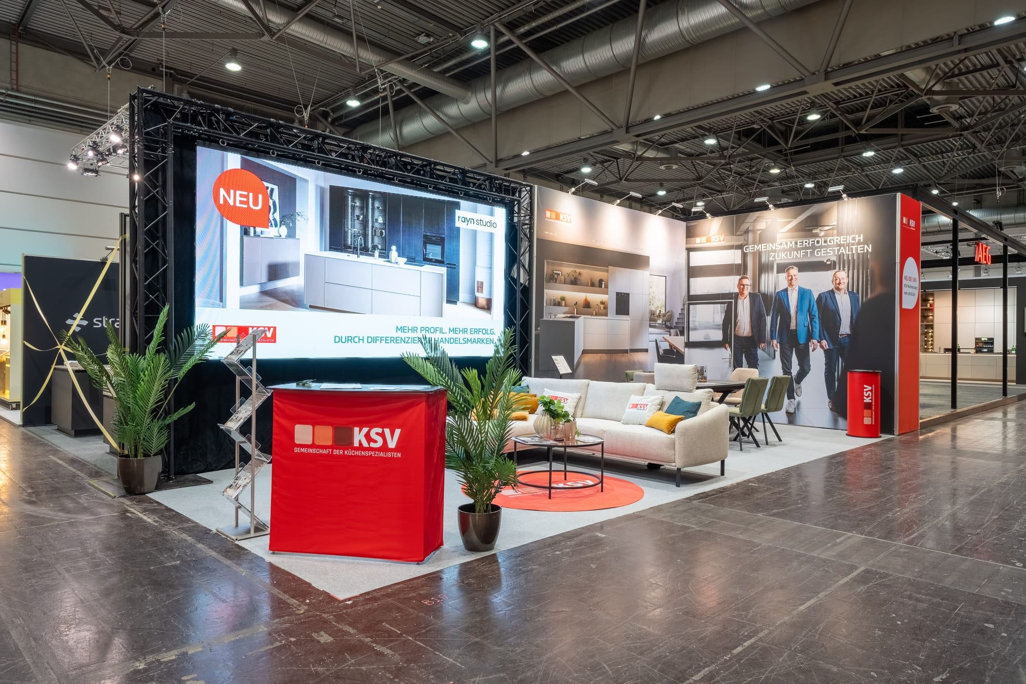 Übersicht des KSV-Messestands mit Loungebereich auf der EMMK-Ordermesse 2025 in Leipzig