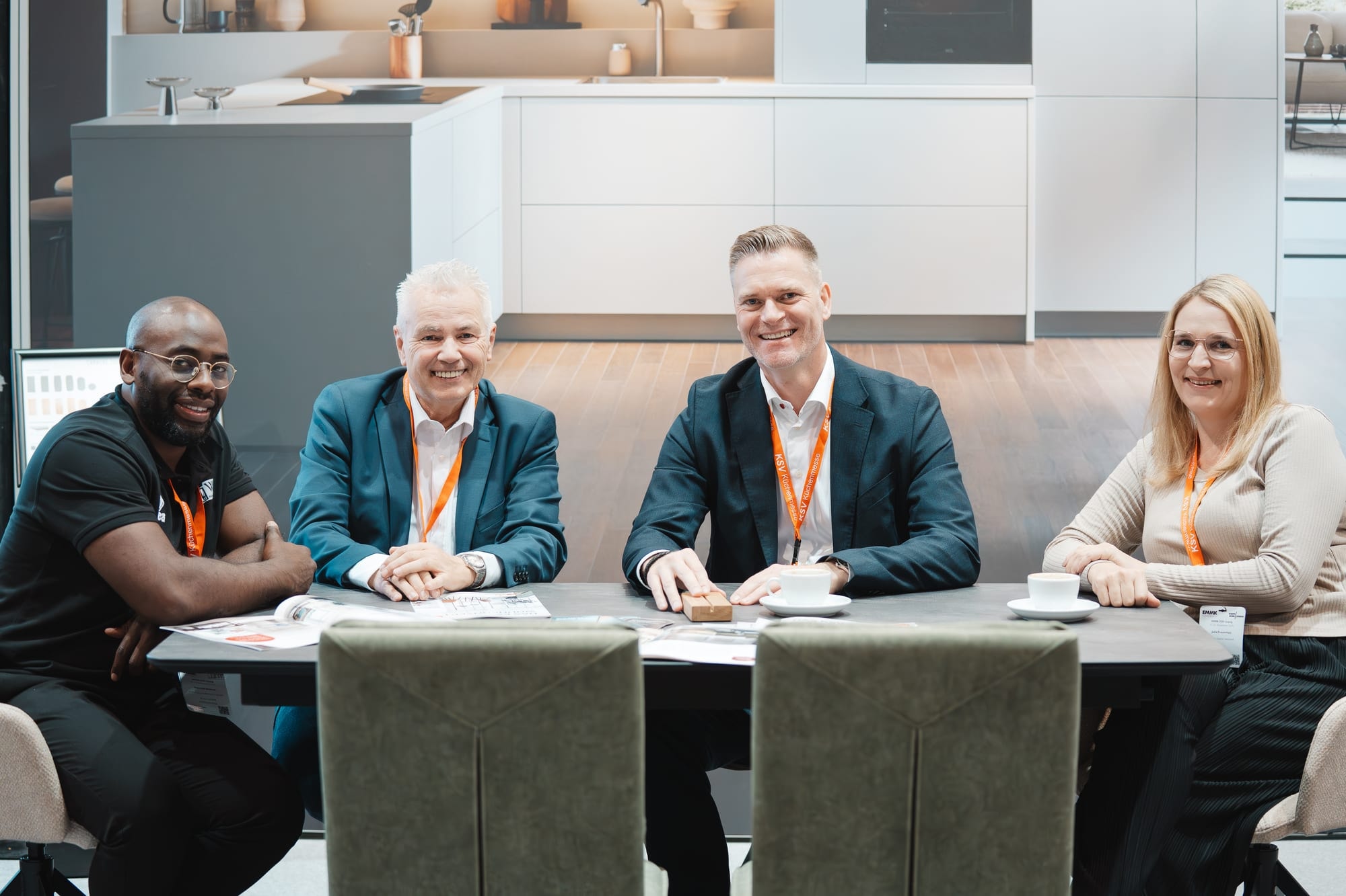Das KSV-Team im Gespräch an einem Tisch am Messestand der EMMK-Ordermesse 2025 in Leipzig