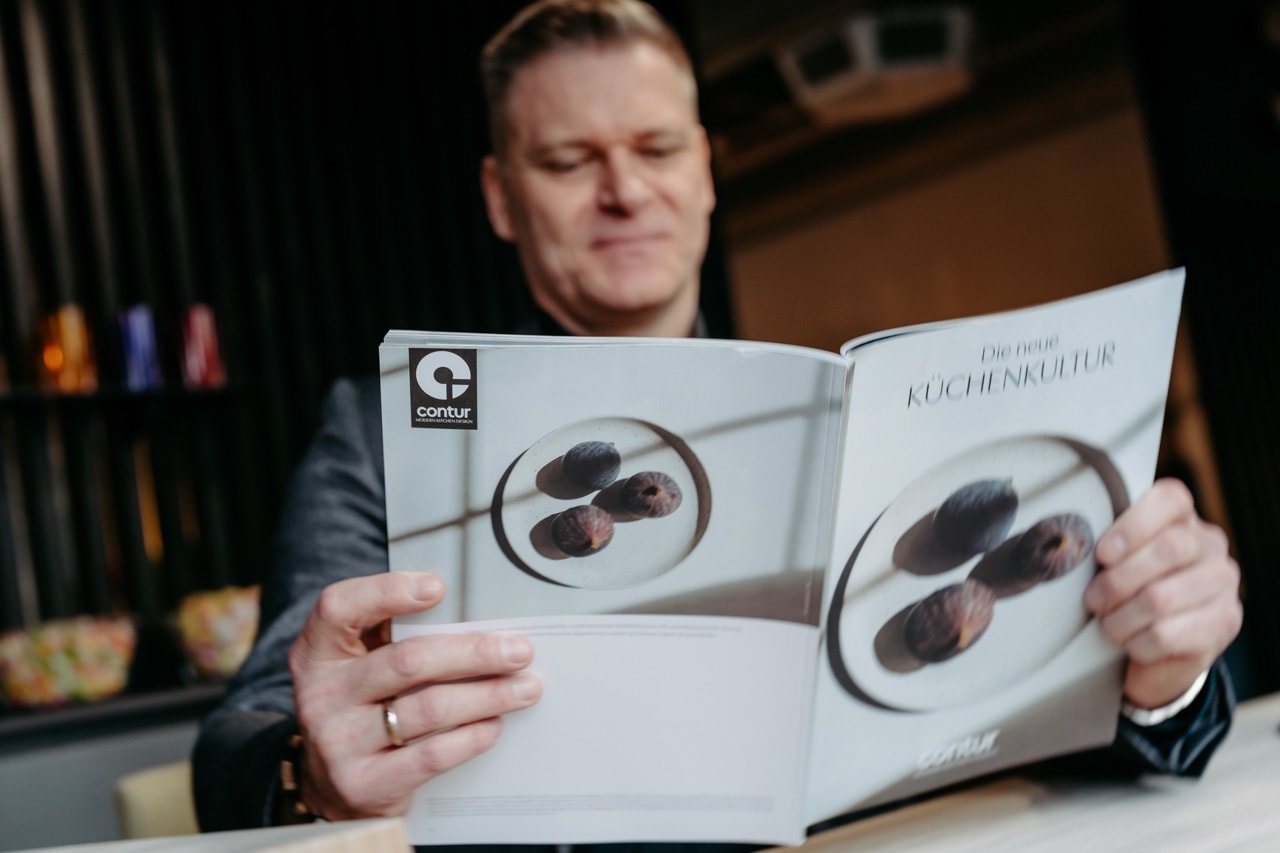 Leif Kania liest den Küchenkultur-Katalog