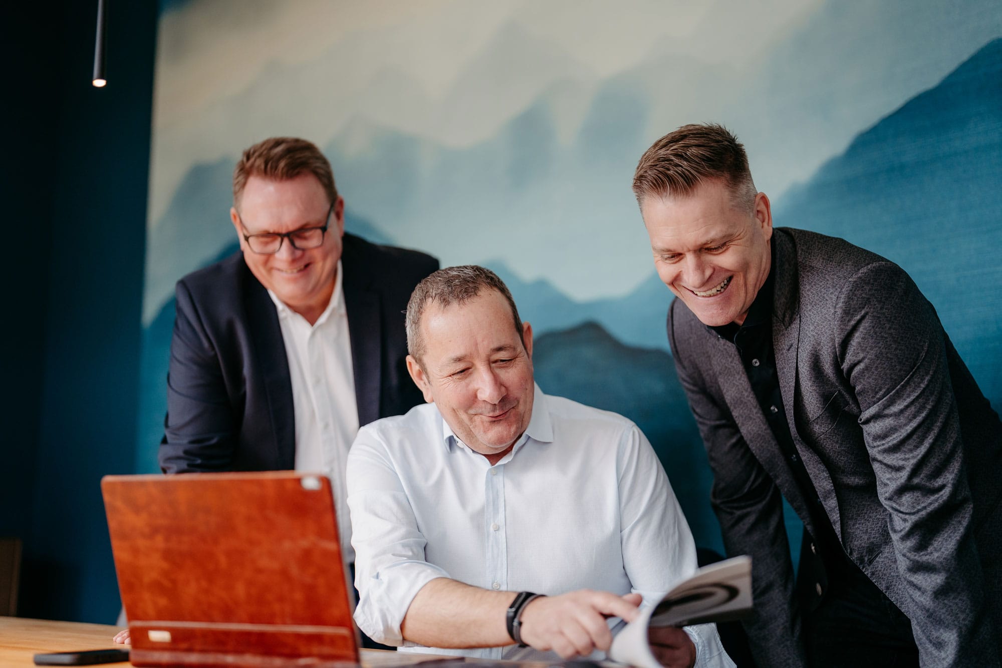 Alwin Justen, Stefan Tiemann und Leif Kania bei der Beratung.