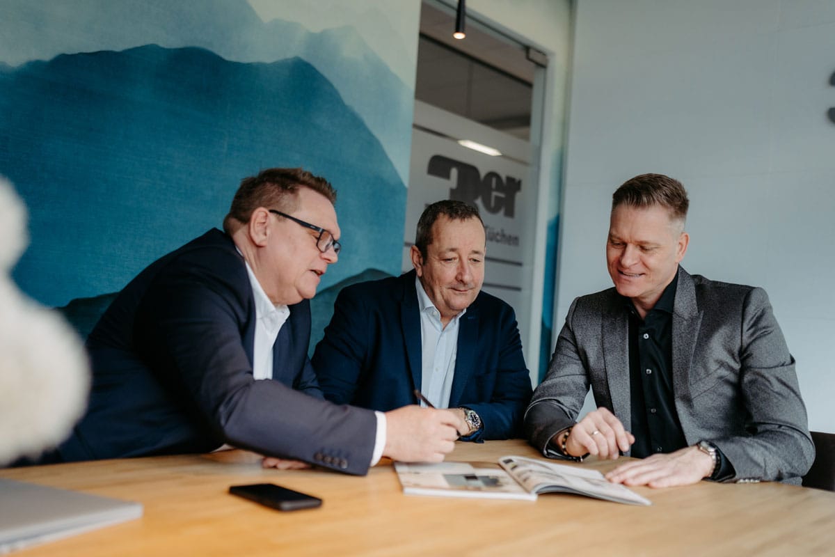 Alwin Justen, Stefan Tiemann und Leif Kania bei der Umsetzung eines Projekts.